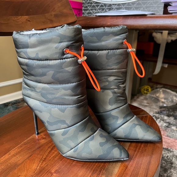 Steve Madden Cloak Camouflage Pointy Toe Pull-On Boots - Picture 7 of 11